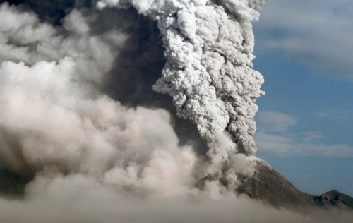 Gunung Merapi memuntahkan material vulkanik, terlihat dari Klaten, Kamis (4/11)
